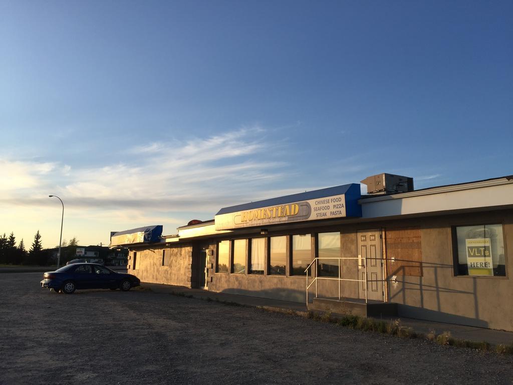 Wakiki Motel&Lounge Meadow Lake Buitenkant foto
