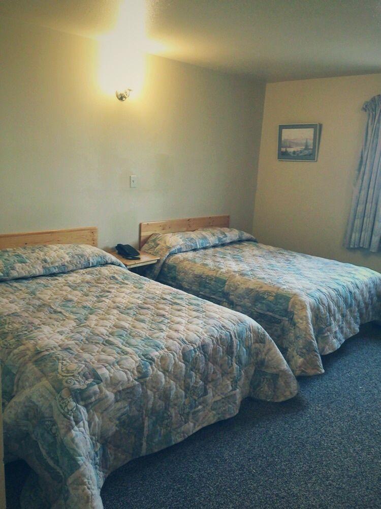 Wakiki Motel&Lounge Meadow Lake Buitenkant foto